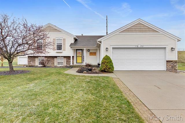 front view picture of 1688 Rahn Drive Ne, Grand Rapids, MI. 49525