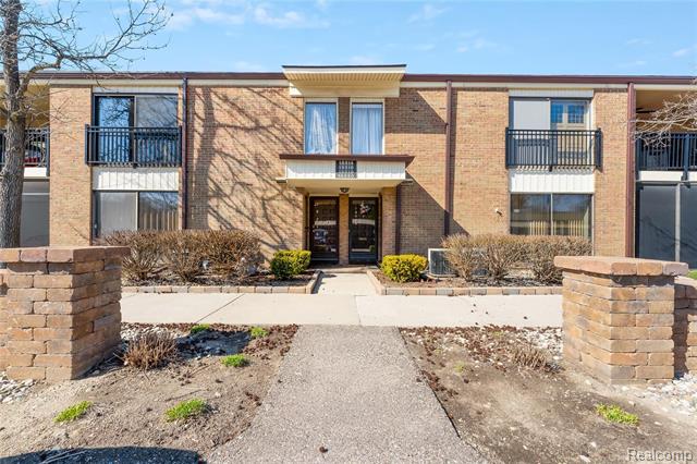 front view picture of 18218 University Park Drive, Livonia, MI. 48152