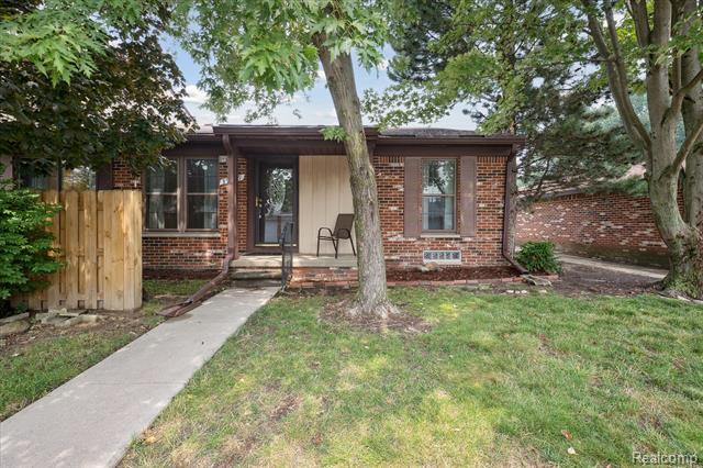 front view picture of 39559 Old Dominion Dr, Clinton Township, MI. 48038