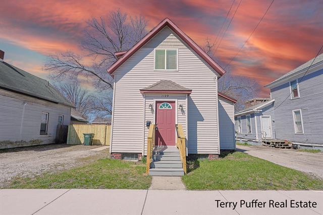 front view picture of 1129 Sanford Street, Muskegon, MI. 49441