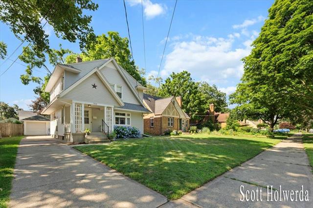 front view picture of 702 Griswold Street Se, Grand Rapids, MI. 49507