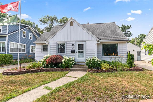 front view picture of 302 W 22Nd Street, Holland, MI. 49423