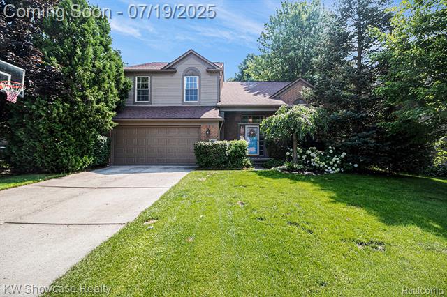 front view picture of 844 Wood Run, South Lyon, MI. 48178