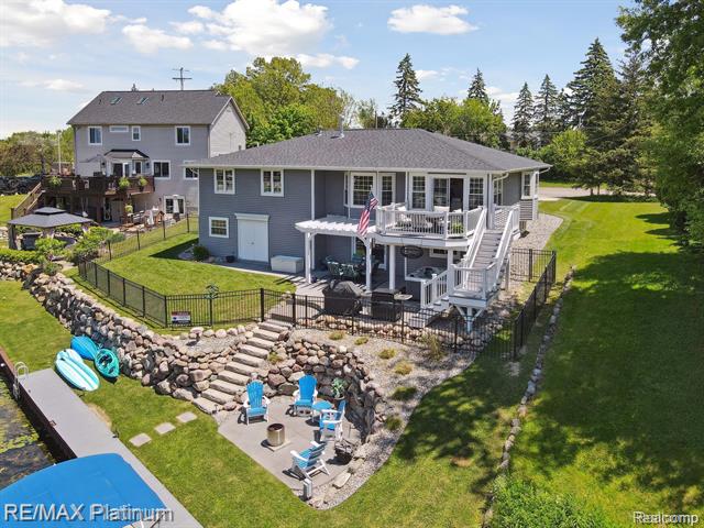 front view picture of 13368 N Fenton Road, Fenton, MI. 48430