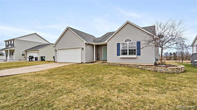 front view picture of 8091 Majestic Blvd, Fowlerville, MI. 48836
