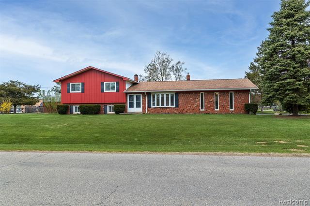 front view picture of 60820 Lillian St, South Lyon, MI. 48178