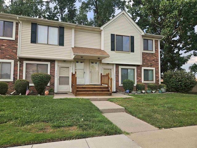 front view picture of 17459 Utica Oaks Ln, Roseville, MI. 48066