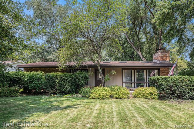 front view picture of 60610 Sue St, South Lyon, MI. 48178