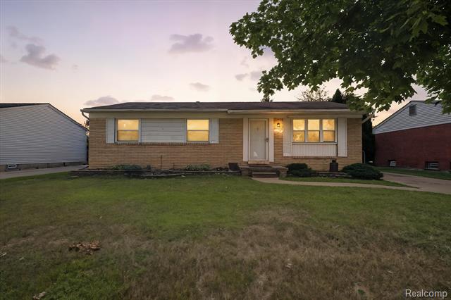 front view picture of 429 Cambridge Ave, South Lyon, MI. 48178