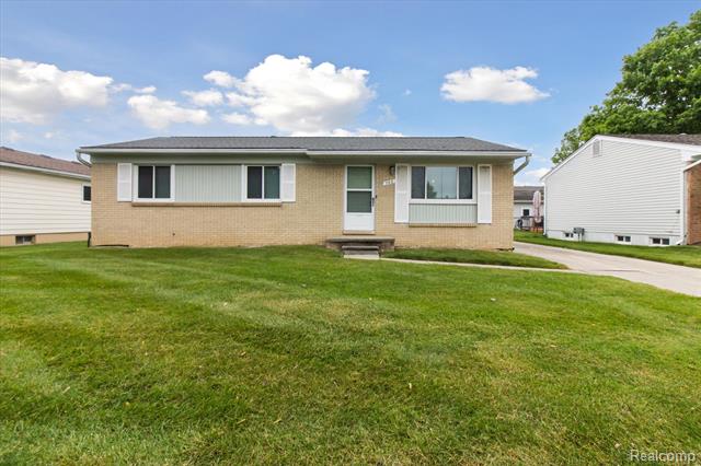 front view picture of 368 Cambridge Ave, South Lyon, MI. 48178