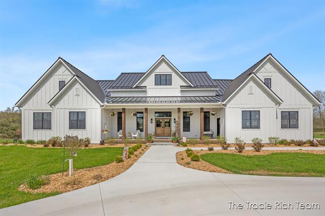 front view picture of 7442 Tiffany Avenue Ne, Rockford, MI. 49341