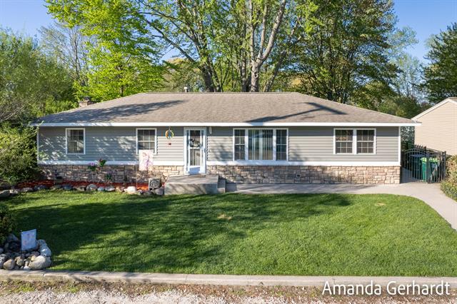 front view picture of 215 Mcconnell Avenue, Muskegon, MI. 49445