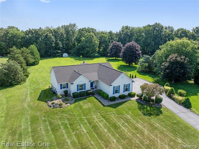 front view picture of 11121 Home Shore Drive, Pinckney, MI. 48169