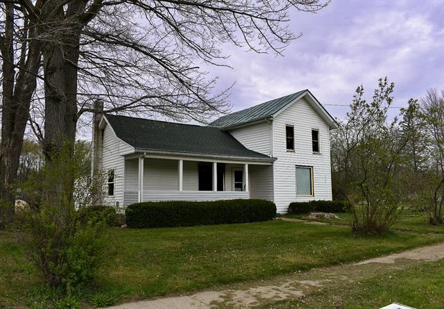 front view picture of 325 E Leroy Street, Burlington, MI. 49029