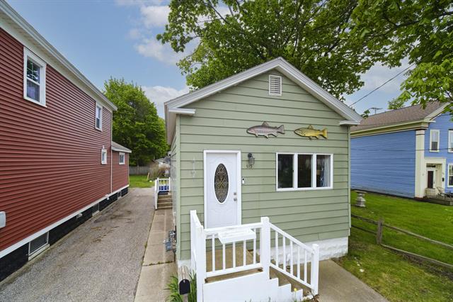 front view picture of 513 1St Street, Manistee, MI. 49660