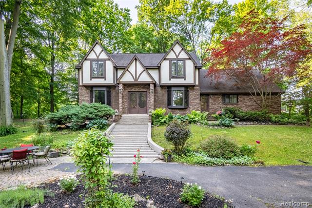 front view picture of 55535 Woody Ln, South Lyon, MI. 48178