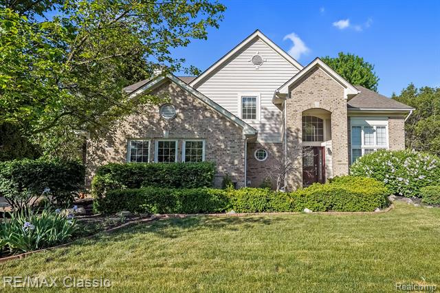 front view picture of 54446 Royal Troon Dr, South Lyon, MI. 48178