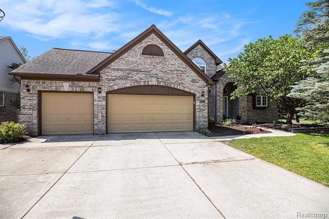 front view picture of 832 Townsend Dr, South Lyon, MI. 48178