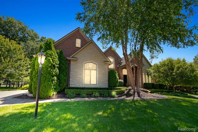 front view picture of 23737 Point O Woods Ct, South Lyon, MI. 48178
