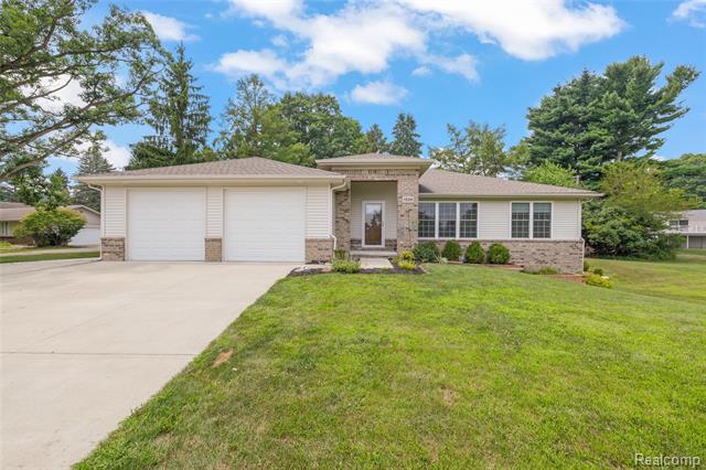 front view picture of 1235 Fox Hills Drive, Howell, MI. 48843