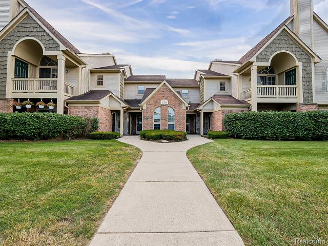 front view picture of 229 Brookwood Dr, South Lyon, MI. 48178