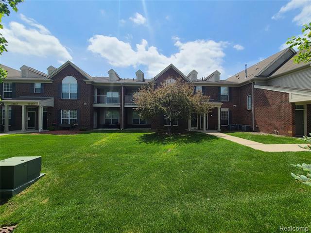 front view picture of 30035 Fox Run Circle, Warren, MI. 48092