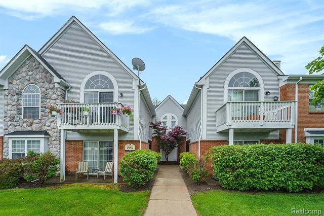front view picture of 225 Brookwood Dr, South Lyon, MI. 48178