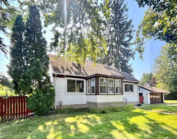front view picture of 105 S Monroe St., Blissfield, MI. 49228