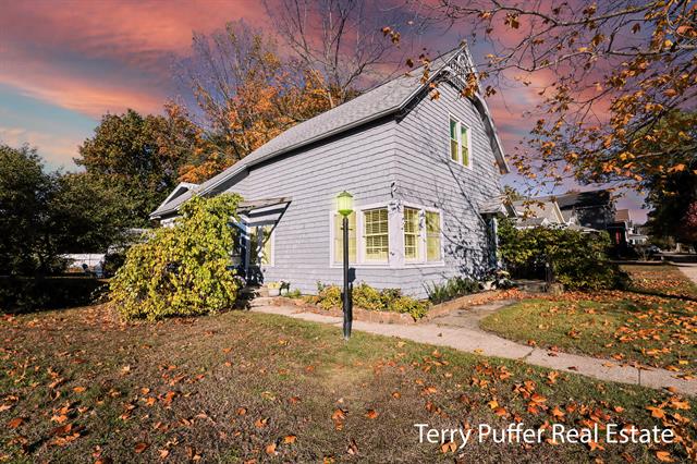 front view picture of 305 N Robert Street, Ludington, MI. 49431