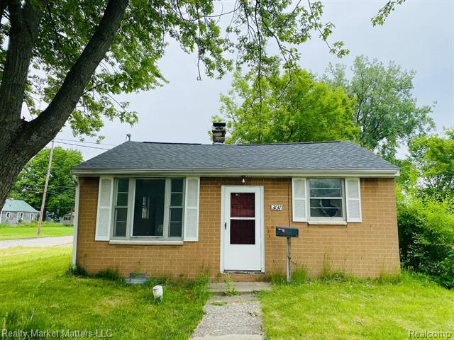 front view picture of 3131 Parkwood Avenue, Saginaw, MI. 48601