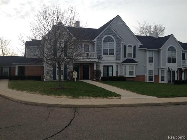 front view picture of 220 Oakbrooke Dr, South Lyon, MI. 48178