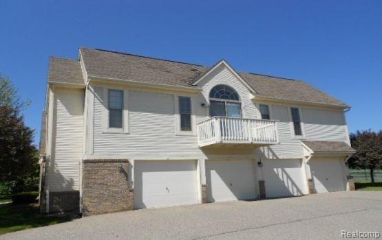 front view picture of 204 Maplewood Ct, South Lyon, MI. 48178