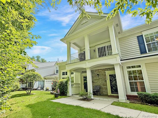 front view picture of 25945 Waterway Dr, Harrison Township, MI. 48045