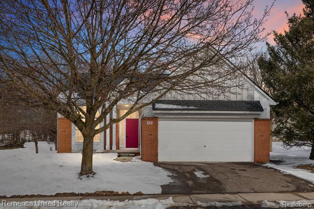 front view picture of 116 Maplewood Ct, South Lyon, MI. 48178