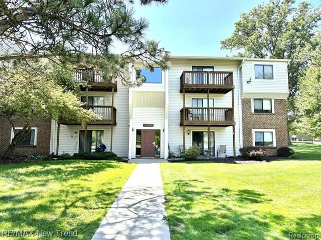 front view picture of 30028 W 12 Mile Rd Unit 36, Farmington, MI. 48334