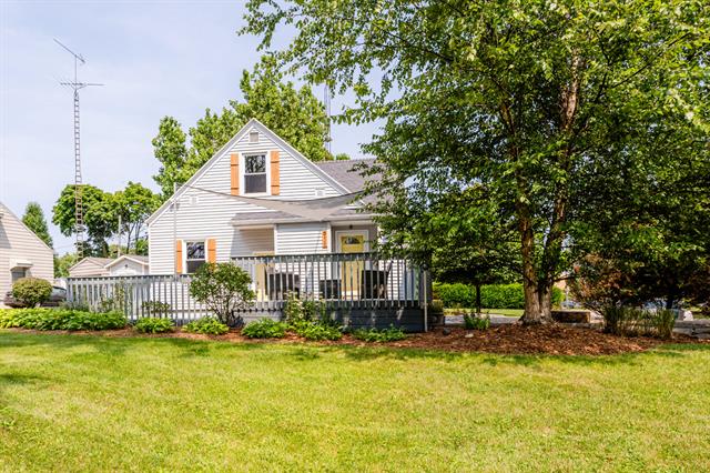 front view picture of 911 Botham Avenue, Saint Joseph, MI. 49085