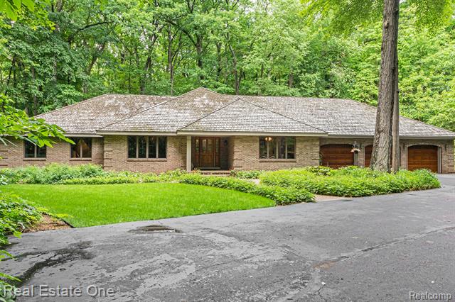 front view picture of 4352 Fenton Road, Hartland, MI. 48353