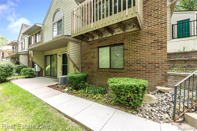 front view picture of 410 Spring Brooke Drive, Brighton, MI. 48116