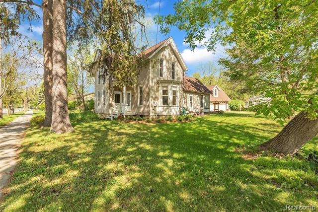 front view picture of 705 E Lake St, South Lyon, MI. 48178