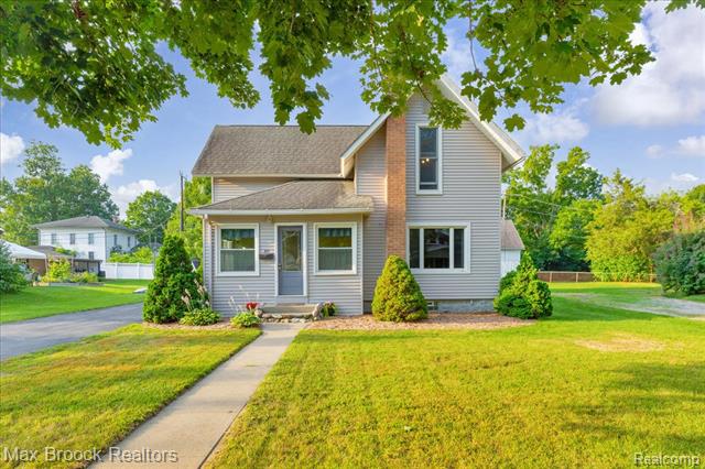 front view picture of 415 E Lake St, South Lyon, MI. 48178