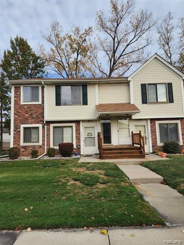 front view picture of 17443 Utica Oaks Lane, Roseville, MI. 48066