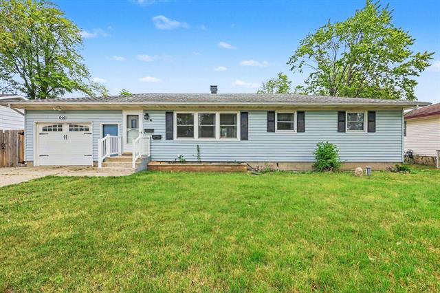 front view picture of 916 Sherwood Road, Muskegon, MI. 49441