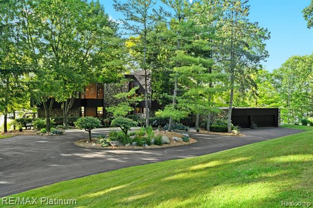 front view picture of 2095 Brighton Shores Trail, Howell, MI. 48843