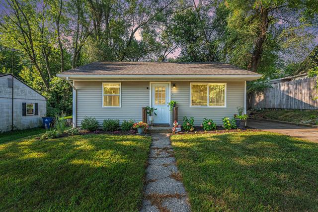 front view picture of 307 Garfield Avenue, Kalamazoo, MI. 49001