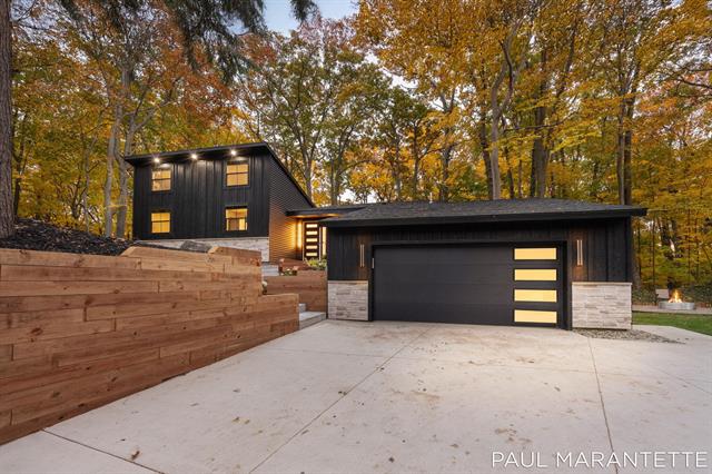 front view picture of 9421 Lakeview Court, West Olive, MI. 49460