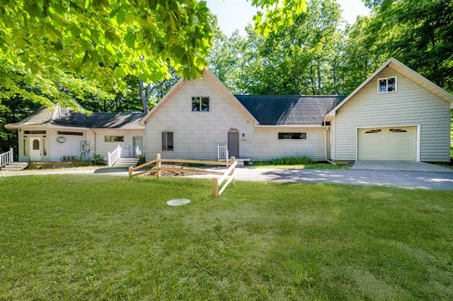 front view picture of 2060 Algonquin Drive, Benton Harbor, MI. 49022