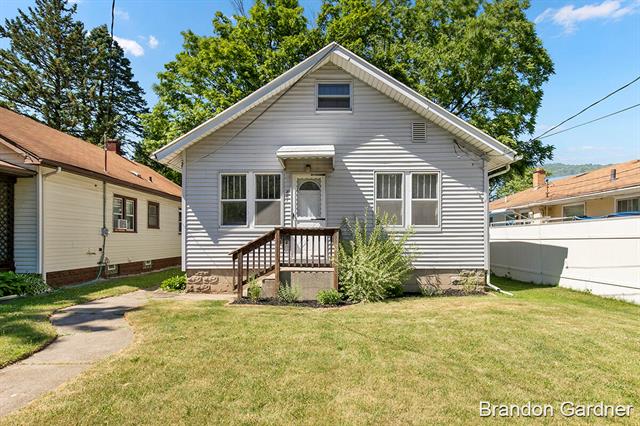 front view picture of 881 Leonard Street Ne, Grand Rapids, MI. 49503