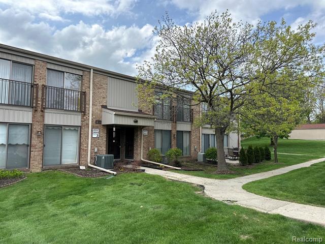 front view picture of 18065 University Park Drive, Livonia, MI. 48152
