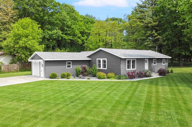 front view picture of 345 N 4Th Avenue, Fruitport, MI. 49415