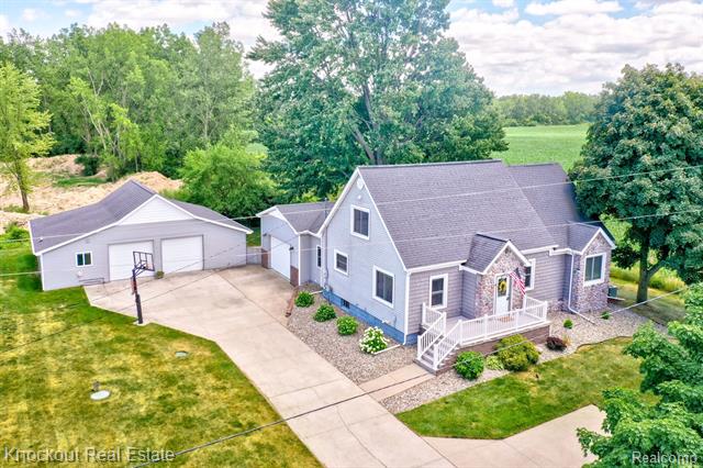 front view picture of 5860 N Center Road, Saginaw, MI. 48604